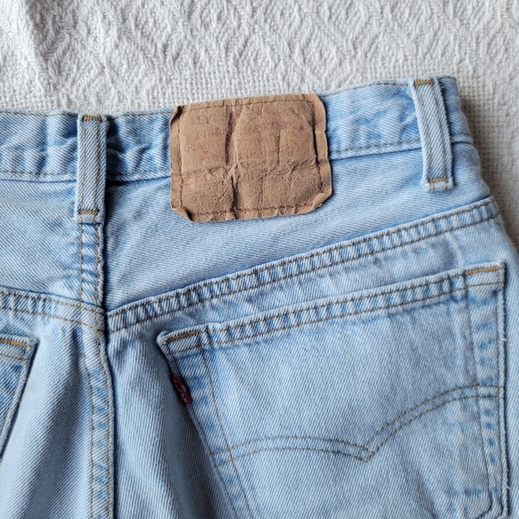 Levi's High Rise Raw Hem Denim Casual Summer Beach Jean Short - Light wash - Picture 3 of 10